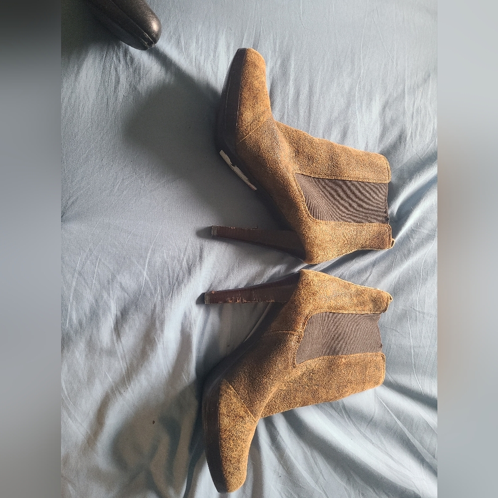 Brown sz 8.5 Michael kors  ankle boots.  Some wear on heel otherwise great shape